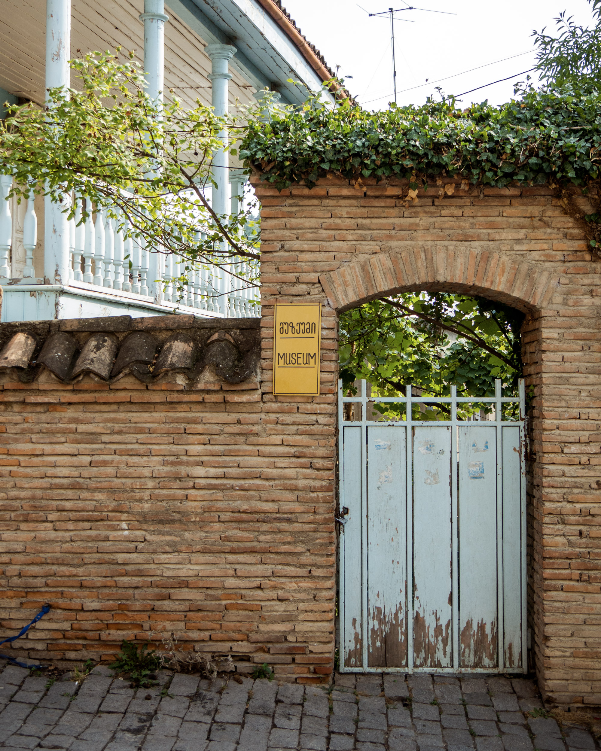 Pros and Cons of Staying at a Guesthouse in Georgia